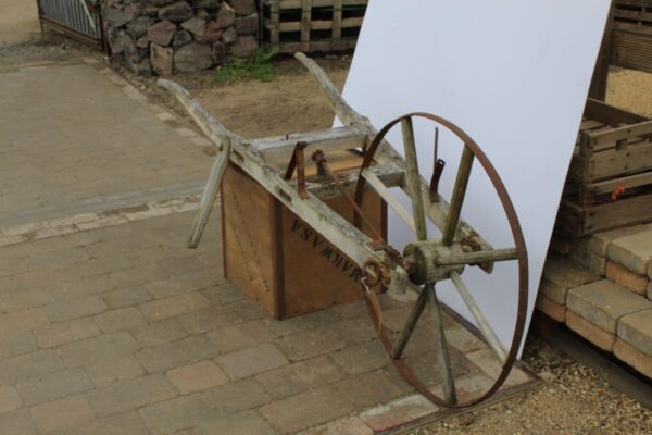 Vintage seed spreader - Image 4
